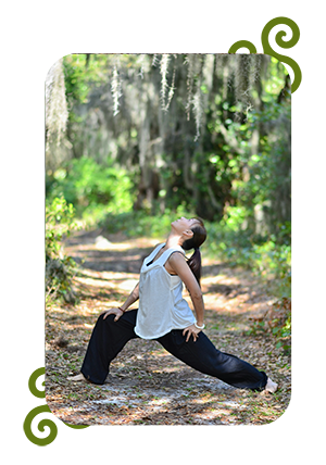 Femme pratiquant le Qi Gong en plein air