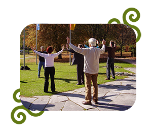 Groupe de personnes pratiquant le Qi Gong en plein air dans un parc verdoyant